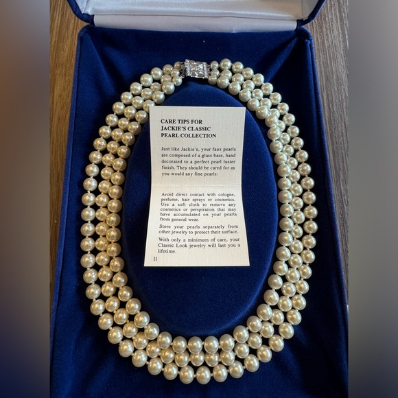 Camrose & Kross replica of Jaqueline Kennedy’s pearl set - Picture 4 of 8